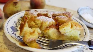 Jogurt kolač s breskvama i jabukama